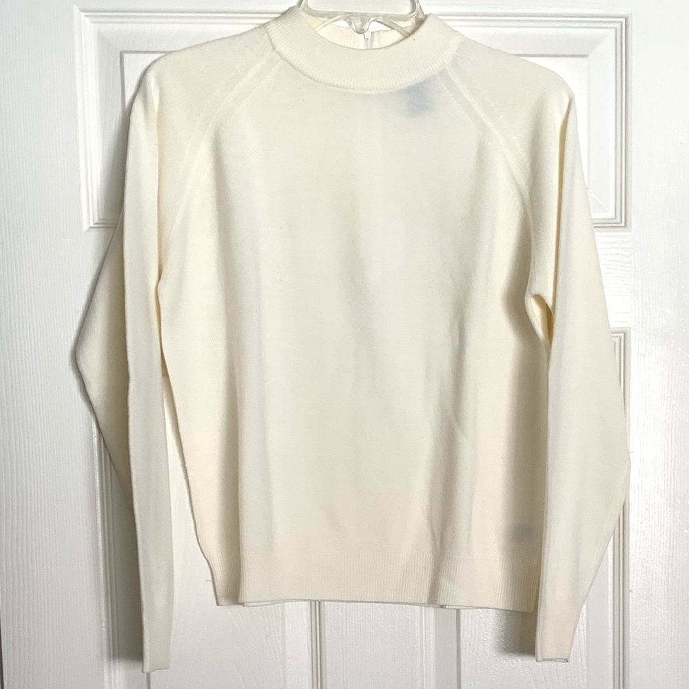Women’s sweater. Size M